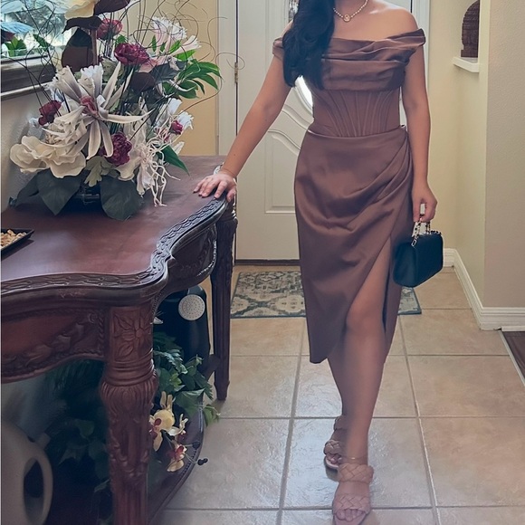 House of CB. Elegant One-Shoulder Brown - Picture 3 of 9